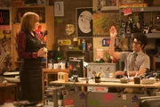 Jen Barber (Katherine Parkinson, l.); Maurice Moss (Richard Ayoade, r.)