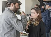 Fühlen sich noch etwas fehl am Platz: Jansa (Jansa Fritzti Bauer, r.) und Christian (Christian Ulmen, l.) auf der Charity-Veranstaltung in Phelines und Fahris Haus ...