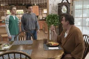 "Die Goldbergs", "Eltern verstehen das einfach nicht." In Anlehnung an ihr Vorbild Will Smith als 'Fresh Prince' versuchen sich Adam und Barry als Songwriter und Interpreten. Als Thema für ihre Lieder nehmen sie ihren Vater. Sie bemerken nicht, dass sie in ihren Texten sehr beleidigend sind. Inzwischen dreht Beverly durch, als sie einige Zeit nichts von Erica hört. Daraufhin versucht sie ihre Tochter telefonisch zu erreichen, was Erica wiederum sehr nervt. Im Bild (v.li.): Sean Giambrone (Adam Goldberg), Troy Gentile (Barry Goldberg), Jeff Garlin (Murray Goldberg).
