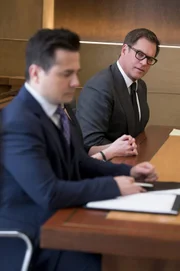 "Flesh and Blood" - Bull helps the murder defense of an old friend, Vivian Cahill (Anna Wood), an in-debt professional gambler accused of murdering her wealthy father to gain her inheritance. Knowing their client had a complicated past with her father, Bull and Benny enter into voir dire looking to select jurors who sympathize with dysfunctional family relationships, on BULL.