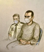 Gerichtsskizze von Elizabeth Cook von Damien Bendall, 31, aus Chandos Crescent, Killamarsh, auf der Anklagebank des Derby Crown Court, angeklagt wegen Mordes an John Paul Bennett, 13, Lacey Bennett, 11, ihrer Mutter Terri Harris, 35, und Laceys Freundin Connie Gent, 11.