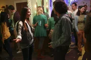 Als Axl (Charlie McDermott, r.) auf einer Party auf Devin (Gia Mantegna, l.) trifft, ahnt er noch nicht, dass sie nicht die einzige alte Flamme bleiben wird, der er begegnet ...
