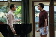 Eines Morgens beobachten Charlie (Charlie Sheen) und Alan (Jon Cryer) zwei Mädchen, die sich Jakes Zimmer schleichen und sind schockiert ...
