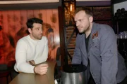 Erik (Patrick Heinrich, r.) kann sich Carlos' (Patrick Fernandez) Ehrgeiz im Mauerwerk nicht ganz erklären.