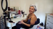 Janine hat Social Media entdeckt und postet Schminkvideos. Sie erhofft sich, damit bald Geld zu verdienen.