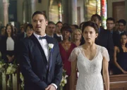 Warum bekommen sämtliche Polizisten bei der Hochzeit auf einmal Anrufe? Catherine (Kristin Kreuk, r.) und Vincent (Jay Ryan, l.) sind in Alarmbereitschaft ...; Warum bekommen sämtliche Polizisten bei der Hochzeit auf einmal Anrufe? Catherine (Kristin Kreuk, r.) und Vincent (Jay Ryan, l.) sind in Alarmbereitschaft ...