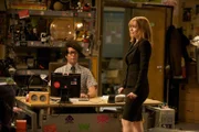 Maurice Moss (Richard Ayoade, l.); Jen Barber (Katherine Parkinson, r.)
