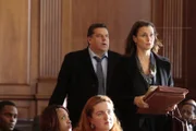 Erin (Bridget Moynahan, r.) und Anthony (Steve Schirripa, l.) bei der Verhandlung in einem Mordfall, doch ihr Zeuge erscheint nicht. Wie soll sie nun den wahren Mörder hinter Gitter bringen?