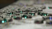 Wissenschaftler auf der ganzen Welt arbeiten schon seit Jahren an der Entwicklung von Roboterschwärmen, die sich intelligent und in verschiedenen Formationen fortbewegen können.