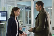 Während Catherine (Kristin Kreuk, l.) sich unbedingt aus Liam und Beast-Aktivitäten heraushalten will, kann Vincent (Jay Ryan, r.) nicht tatenlos zusehen ...