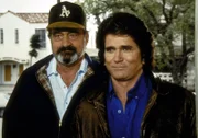 Jonathan (Michael Landon, r.), der zur Erde gesandte Engel, und sein Freund Mark (Victor French, l.) wollen den Bewohnern des "Offenen Hauses" helfen.