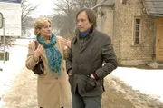 Armin (Rainer Will, r.) versucht Susanne (Heike Jonca, l.) zu beruhigen, als sie sich Sorgen wegen Katjas Verschwinden macht ...