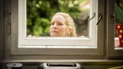 Was kann Jenny (Birte Hanusrichter) durch das Fenster beobachten?