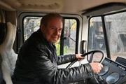 Georg Weiser (Joachim Król) ist frohen Mutes.