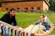 Martin Gruber (Hans Sigl, l.) muss Lisa Kleinert (Janina Flieger, r.) eine Diagnose übermitteln, die schwerwiegende Konsequenzen hat.