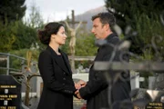 Martin Gruber (Hans Sigl, r.) ist sehr betroffen, dass Lena (Pia Baresch, l.) ihren Mann Tom verloren hat.
