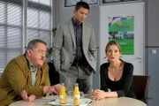 Die Cops (Igor Jeftic, M.; Joseph Hannesschläger, l.) verdächtigen Sylvia Wagner (Elisabeth von Koch, r.) ihren Ehemann umgebracht zu haben, um ihr Vermögen im Fall einer Scheidung nicht teilen zu müssen.