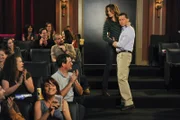 Paula (Paula Marshall, 2.v.r.), Alan (Jon Cryer, r.)