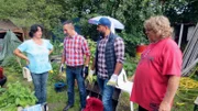 Manuela (47, li.) und Wolfgang (60, re.) leben im Chaos. Wolfgang ist - wie er selbst gern zum Besten gibt - eben ein echter Jäger und Sammler. Können die Trödelexperten Mauro Corradino (2.v.li.) und Sükrü Pehlivan (2.v.re.) ihn überzeugen, endlich für Ordnung zu sorgen?