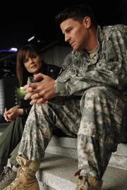 Brennan (Emily Deschanel) und Booth (David Boreannaz) werden zurück ins Jeffersonian beordert.