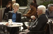 Grausame Dinge haben sich abgespielt im Jahre 1953. Det. Lilly Rush (Kathryn Morris, l.) lauscht aufmerksam den Erzählungen des Zeitzeugen Harland Sealey (Orson Bean, r.) ...