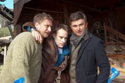 Noch ahnt Thomas Weidler (Marco Girnth, M.) nicht, dass sein Freund Roland Angermann (Matthias Komm, l.) ihm seine Frau ausgespannt hat. Dr. Martin Gruber (Hans Sigl, r.) befürchtet Schlimmes.