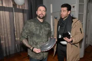 John (Felix von Jascheroff, l.) ist dankbar, dass Carlos (Patrick Fernandez) seine Hife anbietet, wenn er Besuch bekommt.