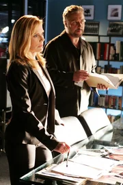 Ein brutaler Fußfetischist hält die CSI-Experten Catherine Willows (Marg Helgenberger) und Gil Grissom (William Petersen) auf Trab. Erschwerend kommt hinzu, dass sie und ihre Kollegen bei ihrer Arbeit von einem Kamerateam verfolgt werden...