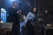 Harry Greenwood (Rupert Evans, l.); Macy Vaughn (Madeleine Mantock, r.)