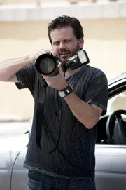 Der Paparazzo Owen de Marco (Benjamin Burdick) ist als erstes am Tatort und schießt Fotos von der Toten, bei der es sich um die Geliebte des Senators Chapman handelt.