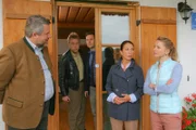 Die Rosenheim-Cops (Dieter Fischer, l.; Max Müller, 2.v.l.; Mark-Alexander Solf, M.) ermitteln im Mordfall um einen Heiratsschwindler, den Gerlinde Ortmann (Daniela Ziegler, 2.v.r.; Diana Staehly, r.) heiraten wollte.