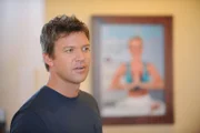 Jim (Matt Passmore) untersucht mit Jennifer den Mord an der Miteigentümerin des luxuriösen "Fountain of Youth"-Spa.