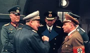 Martin Bormann (r.) steigt vom kleinen Parteifunktionär zu Hitlers Privatsekretär auf.