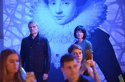 Kommissar Piet Van der Valk (Marc Warren, li.) und seine Kollegin Inspector Lucienne Hassel (Maimie McCoy) besuchen die Modeschau der Fashion-Unternehmerin Claudia Cabrera.