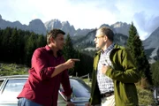 Martin Gruber (Hans Sigl, l.) macht Jochen Gottlieb (Thomas Limpinsel, r.) klar, dass nur er allein mit viel Verständnis seiner Frau das Leben retten kann.