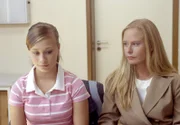 MDR Fernsehen FAMILIE DR. KLEIST II. STAFFEL FOLGE 23, "Am Abgrund", am Samstag um 10:50 Uhr. Die 15-jährige Turnerin Romy Winter (Sina Tkotsch, l.) wird von starken Schmerzen geplagt und sucht deshalb mit ihrer Mutter (Susanne Lüning, r.) die Praxis von Dr. Kleist auf.