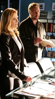 Ein brutaler Fußfetischist hält die CSI-Experten Catherine Willows (Marg Helgenberger) und Gil Grissom (William Petersen) auf Trab. Erschwerend kommt hinzu, dass sie und ihre Kollegen bei ihrer Arbeit von einem Kamerateam verfolgt werden...