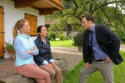 Als sich herausstellt, dass der Tote ein Heiratsschwindler ist, nimmt der Fall für Mutter (Daniela Ziegler, M.) und Tochter (Diana Staehly, l.) Ortmann sowie Kommissar König (Mark-Alexander Solf, r.) eine neue Wendung.