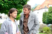 Stefan Wedekind (Patrick Bach, l.) erfährt durch Martin (Hans Sigl, r.) vom dunklen Geheimnis seiner Frau.