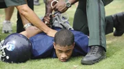 Deandre Matthews, angesehener Star eines Footballteams, wird unter dem Verdacht festgenommen, seinen Vater ermordet zu haben.