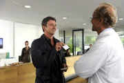 Martin Gruber (Hans Sigl, l.) sucht Prof. Thielen (Jochen Horst, r.) auf. Der ist ein  Expterte in Sachen Lebertransplatation. Wird er Berner retten?