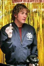 Eine Hellseherin wird ermordet in ihrem Geschäft gefunden. CSI-Mitarbeiter Greg Sanders (Eric Szmanda) sucht am Tatort nach Spuren und wird fündig...
