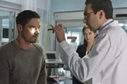 Anstatt auf Catherine zu warten, stürzt sich Vincent (Jay Ryan, l.) übereifrig in den Kampf. Doch mit dem sehr viel stärkeren Liam hat er nicht gerechnet ...