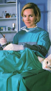 Tierärztin Dr. Susanne Berger (Daniela Strietzel) operiert nur Vierbeiner.