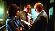 Eine Frau wurde vergewaltigt. Allerdings werden bei ihr in der Wohnung keine Fingerabdrücke oder andere verwertbare Spuren entdeckt. (v.l.) Detective Benson (Mariska Hargitay), Detective Stabler (Christopher Meloni) und Captain Cragen (Dann Florek) sind ratlos!
