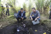 Sogenannte "Muck Boys" haben in einem Zuckerrohrfeld in Pahokee eine Leiche entdeckt, die Carlos (Carlos Gomez, li.) und Jim (Matt Passmore) Rätsel aufgibt: der Mann scheint ertrunken zu sein...