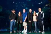 L-R: Robert Chrislieb, Heather King, Wayde King, Brett Raymer, Agnes Wilczynski, und Irwin Raymer.