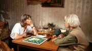 Jutta (Claudia Loerding l.) hat keine besondere Lust auf eine Partie Scrabble mit ihrer Mutter (Hannelore Minkus r.)