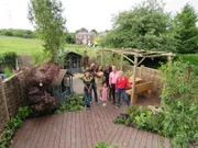 V.r:. Katie Rushworth, Alan Titchmarsh, Danny Clarke und die Familie Lamptey