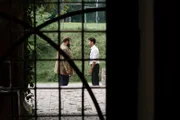 Kommissar Behringer (Antoine Monot, l.) und Deen Weyer (Ilyes Raoul). Behringer geht auf den Schüler Deen ein und führt mit ihm ein persönliches Gespräch.